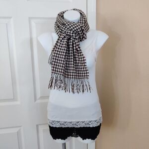 D&Y Softer Than Cashmere houndstooth fringed scarf